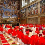Il Conclave irregimenta i cardinali nella scelta del successore di Papa Francesco: meccanismi, maggioranze e regole della Costituzione apostolica