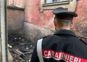 Roma Capannelle, quattro 13/16enni si annoiano e per divertirsi danno fuoco a una struttura dell’INPS. Denunciati dai Carabinieri