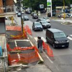 Roma Nomentana/via Graf, un marciapiede-groviera, da DUE anni recintato e NON riparato: costretti a camminare sfiorati da auto e bus