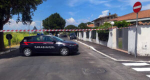 Omicidio a Fregene, una 58enne uccisa con 15 coltellate mentre dormiva: fermata la compagna del figlio
