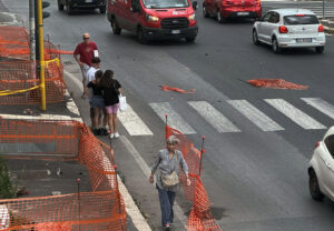Roma Nomentana/via Graf, il vento sradica la precaria recinzione a “protezione” dei pedoni lungo un marciapiede NON riparato da due anni