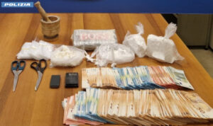 Gruppo narcos stoccava cocaina e preparava crack in un appartamento a Roma San Basilio