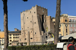 Crollo della Torre dei Conti, i Carabinieri cercano foto e video sul crollo iniziale: istruzioni per utilizzare e-mail e WhatsApp