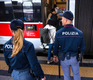 A Roma Termini agenti di polizia hanno arrestato un altro ladro scansando tavolini da bar che il personaggio lanciava contro di loro