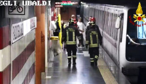 Paura nella Linea A della metropolitana di Roma, ragazzo finito sotto un treno