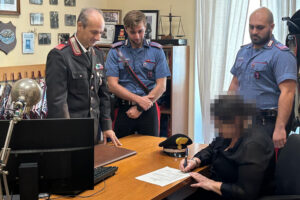 Truffa a Roma, nel 2024 un finto poliziotto del reparto antifrode raggira una donna di 54 anni che gli dà 44.000 euro, denunciata una 21enne