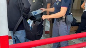 Roma, Metal Detector e Polizia all’ingresso di due scuole al Casilino, la prima volta della direttiva sicurezza negli istituti